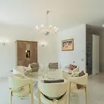 New Vogue Villa *